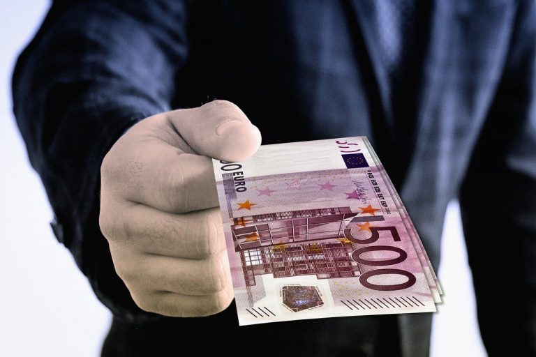 Persona che consegna banconote da 500€
